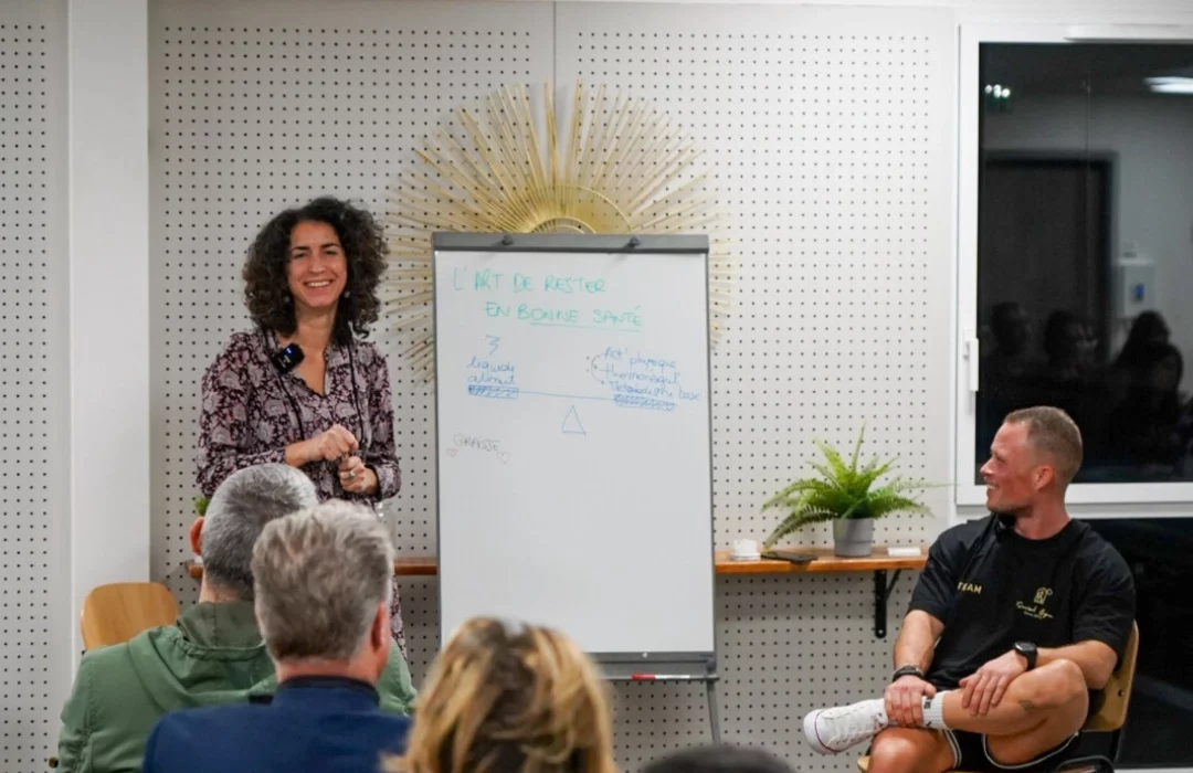 Photo de Jessica en conférence sur la perte de poids et la naturopathie - Jessica Bonnel Naturopathe